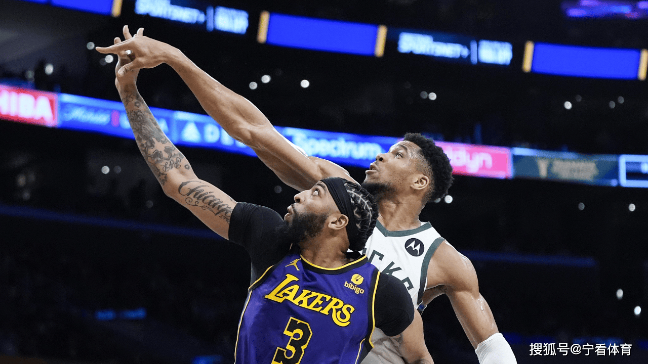 雄鹿鏖战青岛队,浓眉哥惊艳四座 雄鹿鏖战青岛队,浓眉哥惊艳四座